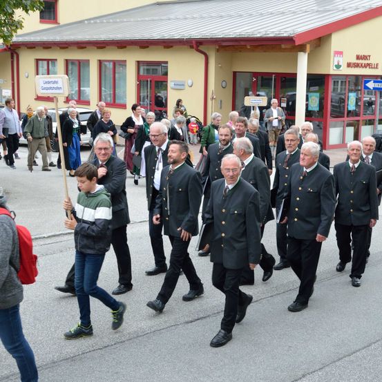 Bild enthält, People, Person, Walking, Pants, Adult, Male, Man, Coat, Suit, Jeans