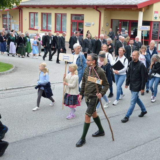 Bild enthält, People, Person, Walking, Shoe, Adult, Male, Man, Child, Female, Girl