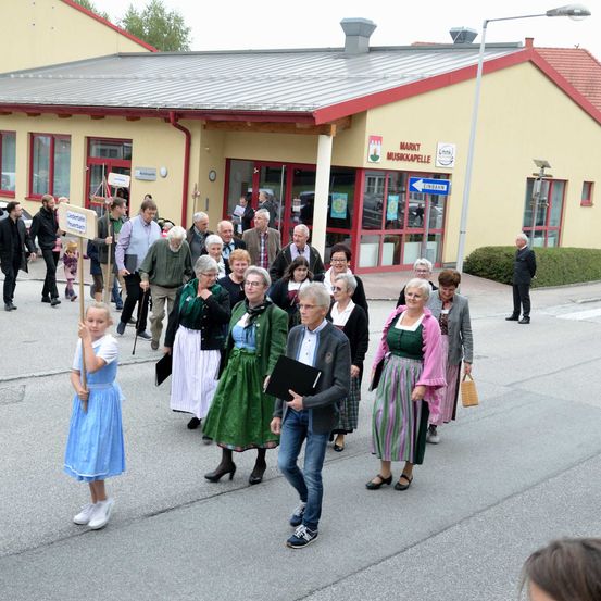 Bild enthält, People, Person, Walking, Neighborhood, City, Handbag, Adult, Male, Man, Suit