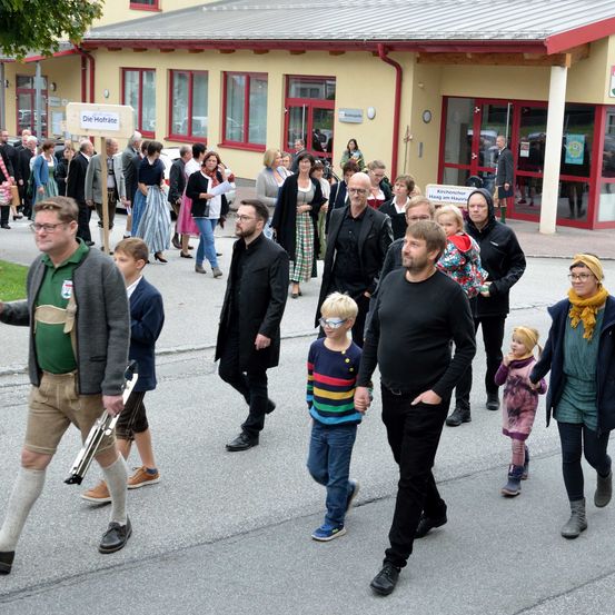 Bild enthält, Person, Walking, People, City, Street, Urban, Pants, Coat, Male, Man