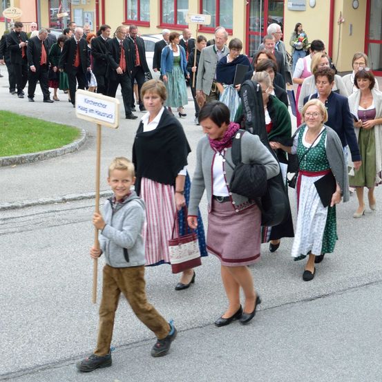 Bild enthält, People, Person, Walking, Adult, Female, Woman, Formal Wear, Suit, Handbag, City