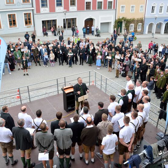 Bild enthält, People, Person, Crowd, City, Footwear, Shoe, Handbag, Urban, Motorcycle