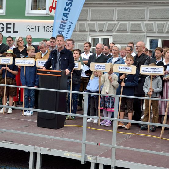 Bild enthält, Crowd, Person, People, Adult, Male, Man, Audience, Glasses, Shoe, Speech