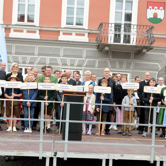 Bild enthält, Crowd, Person, People, Audience, Speech, Accessories, Glasses