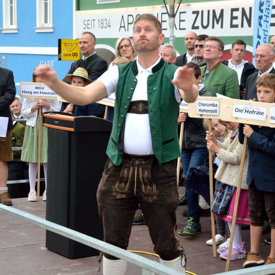 Bild enthält, Crowd, Person, People, Adult, Male, Man, Glasses, Shoe, Boy, Child