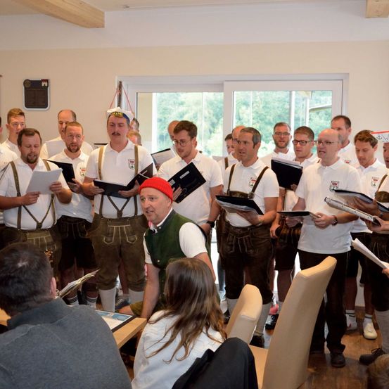 Bild enthält, People, Person, Adult, Male, Man, Glasses, Shoe, Boy, Child, Crowd