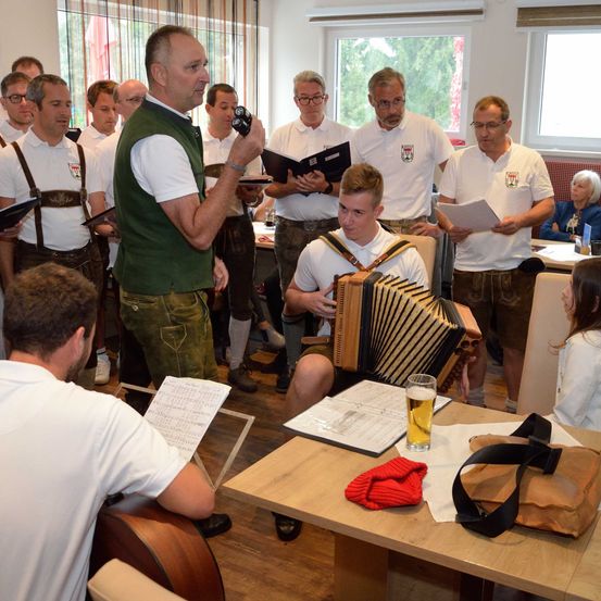 Bild enthält, People, Person, Handbag, Adult, Male, Man, Glasses, Shoe, Bracelet, Woman