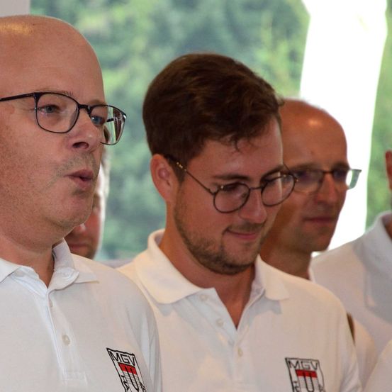 Bild enthält, Accessories, Glasses, Shirt, Person, Portrait, People, T-Shirt, Adult, Male, Man