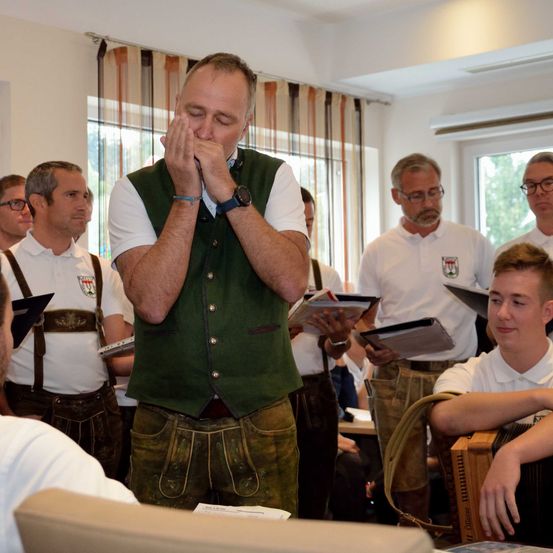 Bild enthält, People, Person, Wristwatch, Glasses, Shirt, Adult, Male, Man, Boy, Teen