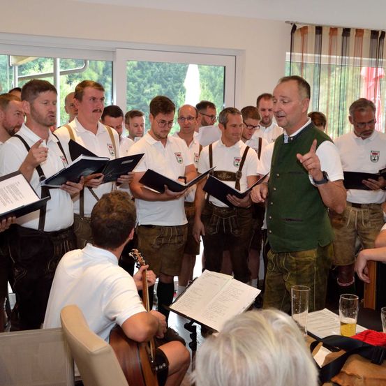 Bild enthält, Glasses, Adult, Male, Man, Person, Wristwatch, Cup, Indoors, Plate, Group Performance