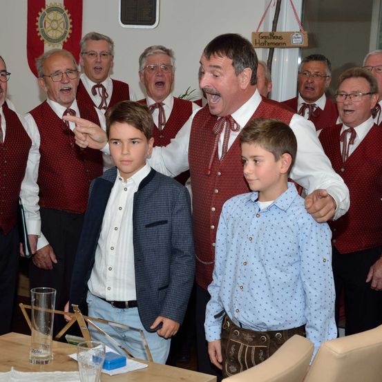 Bild enthält, Shirt, People, Person, Formal Wear, Tie, Cup, Glasses, Dress Shirt, Male, Man