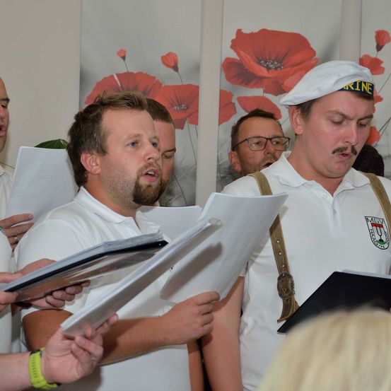 Bild enthält, People, Person, Glasses, Adult, Male, Man, Female, Woman, Ring, Face