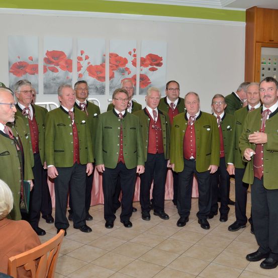 Bild enthält, People, Person, Adult, Male, Man, Female, Woman, Tie, Glasses, Shoe