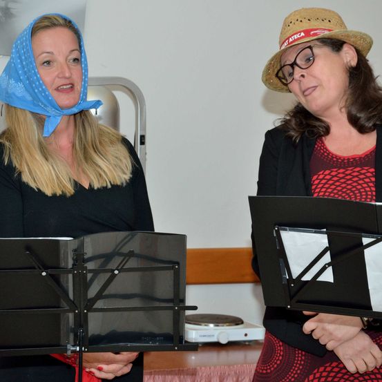 Bild enthält, Adult, Female, Person, Woman, Hat, Laptop, Scarf, Glasses, Furniture, Sun Hat