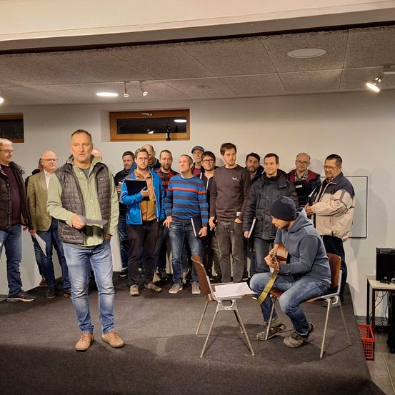 Bild enthält, People, Person, Shoe, Adult, Male, Man, Groupshot, Glasses, Desk, Hat
