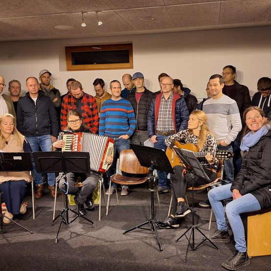 Bild enthält, People, Person, Adult, Female, Woman, Group Performance, Male, Man, Speaker, Shoe