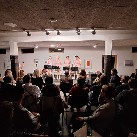 Bild enthält, People, Person, Urban, Crowd, Indoors, Adult, Male, Man, Baby, Classroom