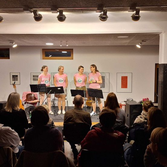 Bild enthält, People, Person, Adult, Female, Woman, Crowd, Male, Man, Shoe, Classroom