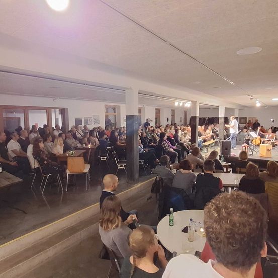 Bild enthält, People, Person, Indoors, Cafeteria, Adult, Female, Woman, Lounge, Boy, Child