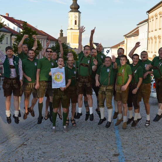 Bild enthält, People, Person, Shorts, Neighborhood, Shoe, Wristwatch, City, Street, Car, Teen