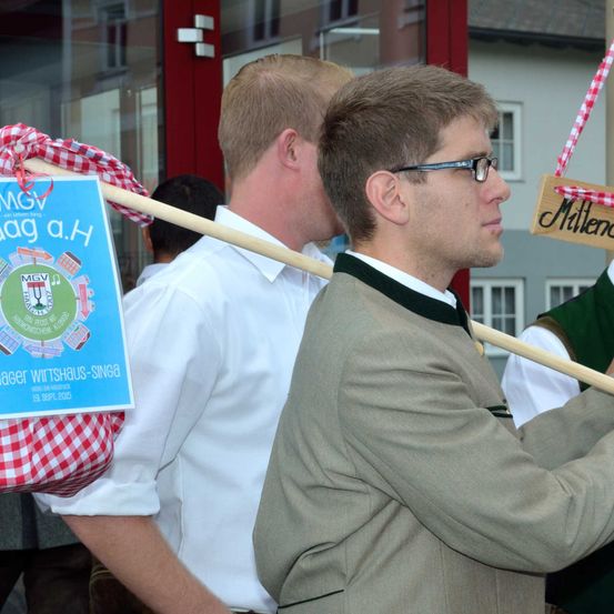 Bild enthält, People, Person, Adult, Male, Man, Hat, Poster, Shirt, Portrait, Text