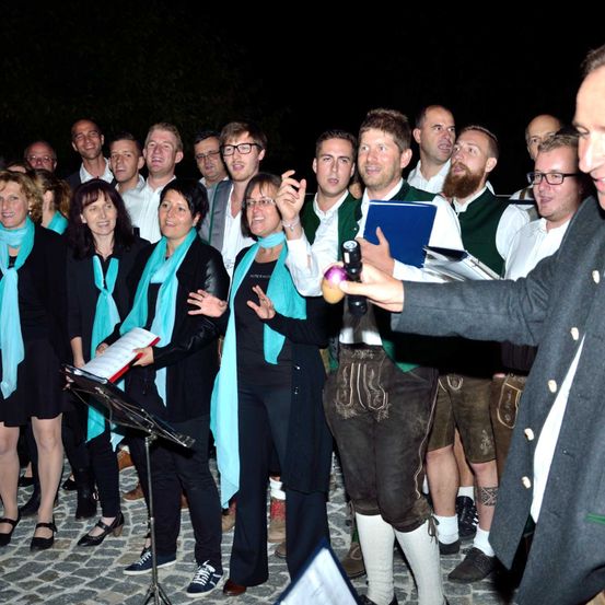 Bild enthält, People, Person, Adult, Male, Man, Crowd, Blazer, Coat, Skirt, Woman