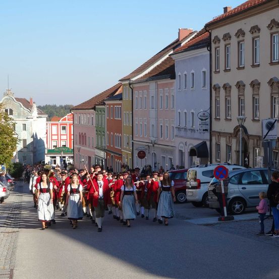 Bild enthält, People, Person, College, Neighborhood, Urban, Handbag, Backpack, City, Car, Shoe