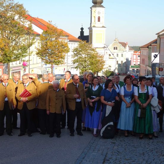 Bild enthält, People, Person, City, Urban, Neighborhood, Formal Wear, Portrait, Adult, Male, Man