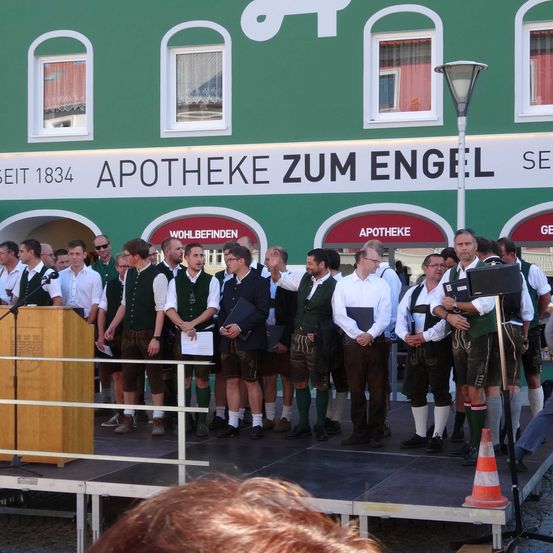 Bild enthält, Crowd, Person, Adult, Male, Man, Glasses, Audience, Wristwatch, Shoe, Speech