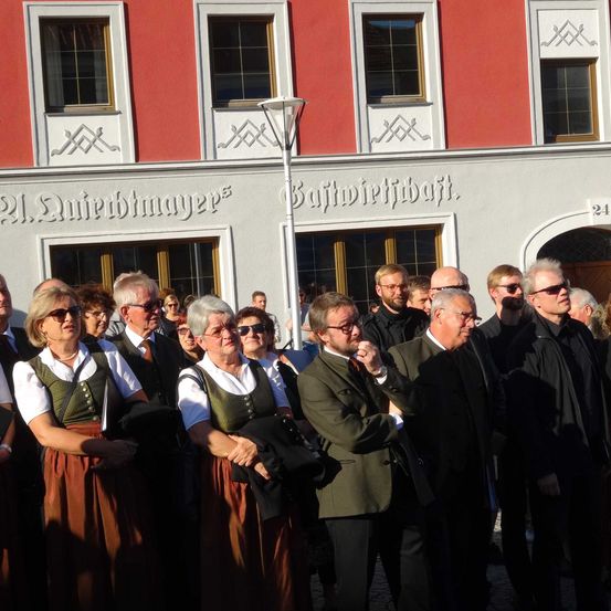 Bild enthält, People, Person, Handbag, College, Glasses, Suit, Adult, Male, Man, Coat