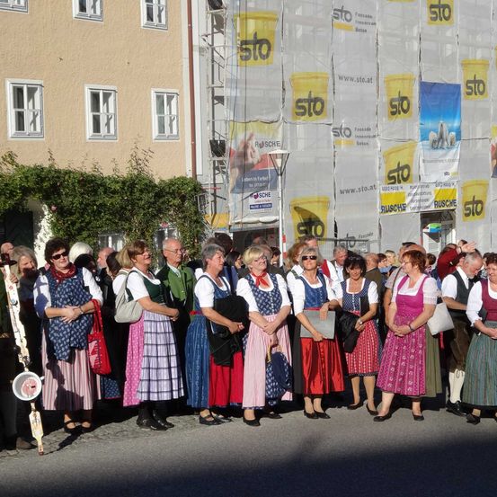 Bild enthält, People, Person, Handbag, Necklace, Adult, Female, Woman, Male, Man, Glasses