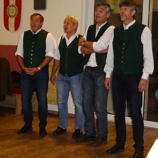 Bild enthält, Pants, Vest, Shirt, Jeans, Blazer, Blouse, Shoe, People, Portrait, Couch