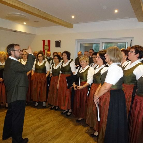 Bild enthält, Adult, Female, Person, Woman, Male, Man, Glasses, Sword, People, Face