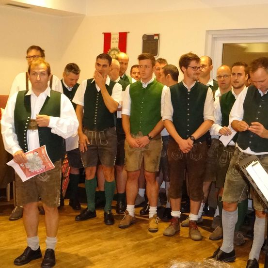 Bild enthält, Shorts, Vest, People, Person, Adult, Male, Man, Tie, Shoe, Shirt