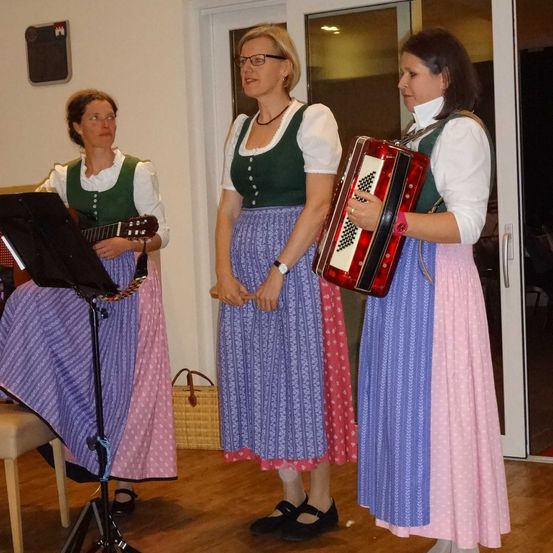 Bild enthält, Person, Adult, Female, Woman, Girl, Teen, Blouse, Lady, Musical Instrument, Face