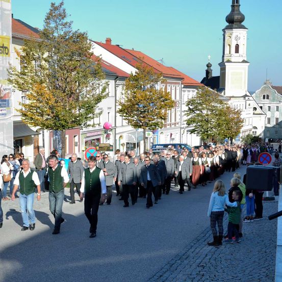 Bild enthält, Person, Walking, People, City, Neighborhood, Urban, Street, Jeans, Adult, Man