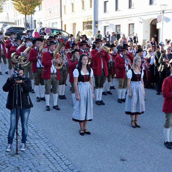 Bild enthält, People, Person, Adult, Female, Woman, Group Performance, Jeans, Shoe, Music Band, Marching