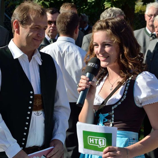 Bild enthält, Crowd, Person, Adult, Male, Man, Microphone, Glasses, Tie, Suit, Face