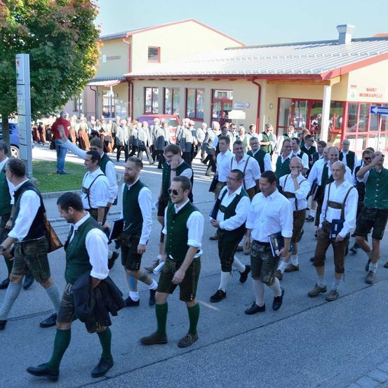 Bild enthält, People, Person, Boy, Male, Teen, Adult, Man, Jeans, Shoe, Flash Mob