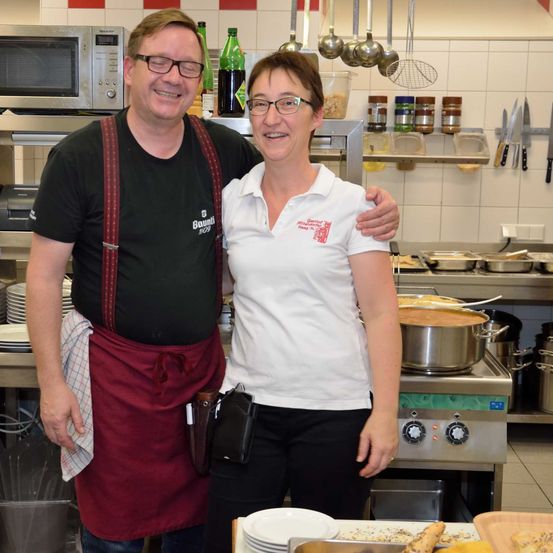Bild enthält, Indoors, Kitchen, Adult, Male, Man, Person, Device, Microwave, Glasses, Spoon