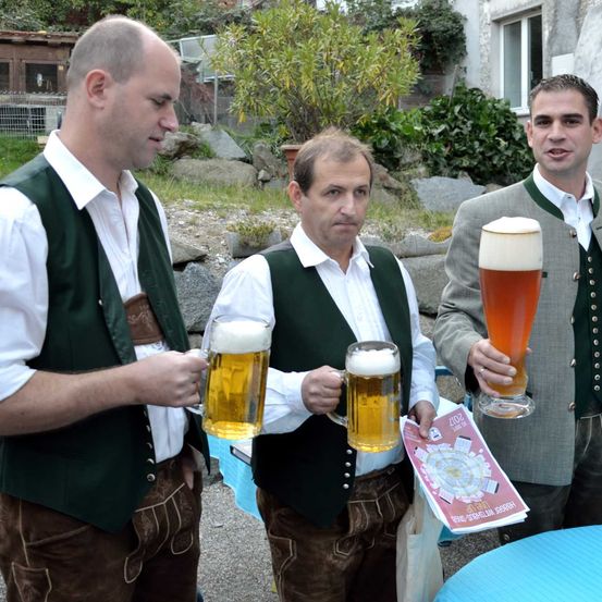 Bild enthält, Vest, Alcohol, Beer, Beverage, Glass, Adult, Male, Man, Person, Lager