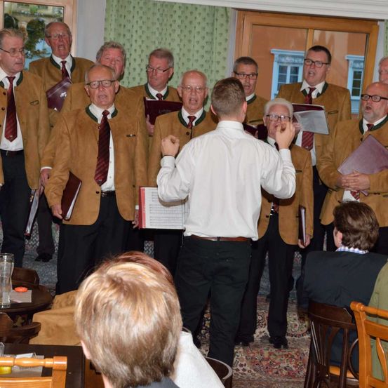 Bild enthält, People, Person, Formal Wear, Suit, Coat, Dining Room, Dining Table, Table, Blazer, Jacket