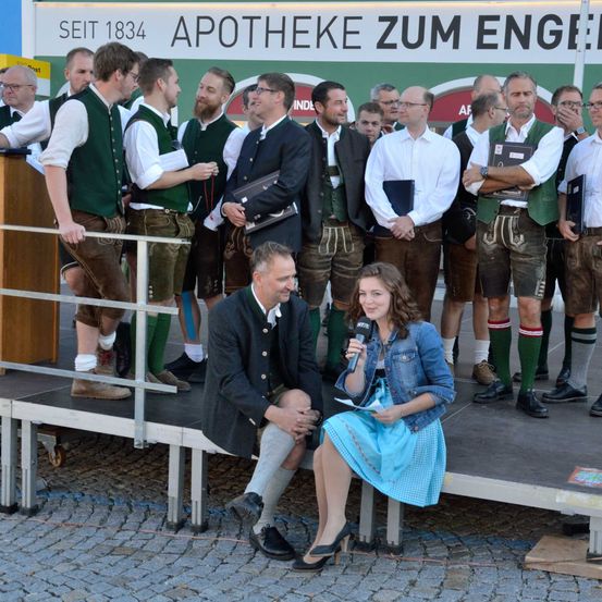 Bild enthält, People, Person, Crowd, Adult, Male, Man, Sword, Female, Woman, Shorts