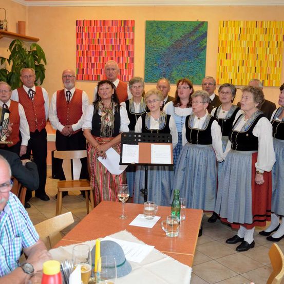 Bild enthält, People, Person, Adult, Male, Man, Dining Room, Dining Table, Female, Woman, Face