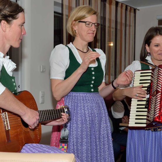 Bild enthält, Person, Adult, Female, Woman, Guitar, Musical Instrument, Ring, Glasses, Necklace, Face