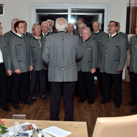 Bild enthält, People, Person, Coat, Formal Wear, Suit, Adult, Male, Man, Jacket, Dining Room