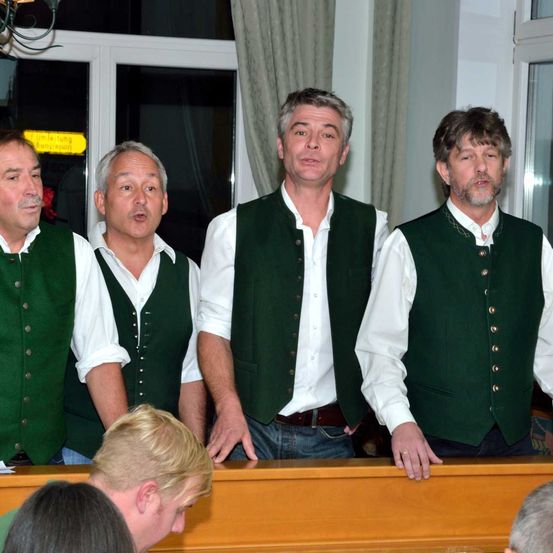 Bild enthält, Vest, Shirt, Potted Plant, People, Person, Adult, Male, Man, Portrait, Suit