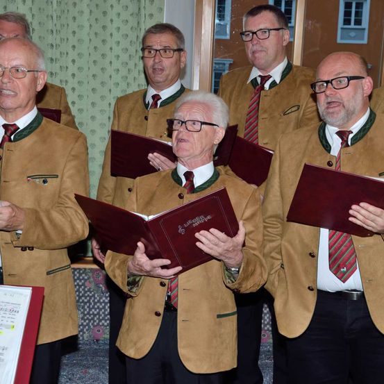 Bild enthält, People, Person, Coat, Adult, Male, Man, Formal Wear, Suit, Tie, Jacket