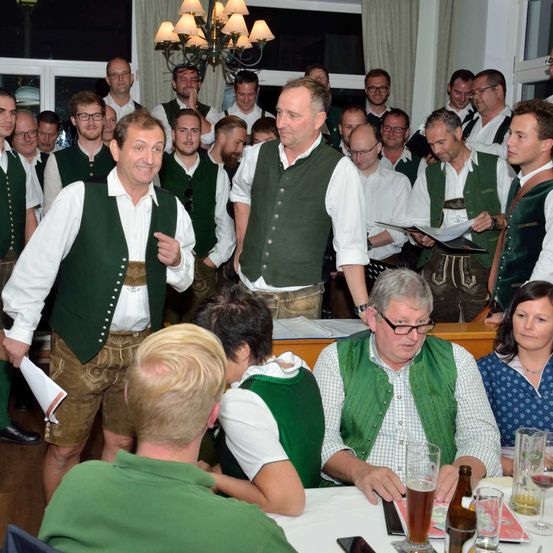 Bild enthält, Shirt, People, Person, Boy, Child, Male, Adult, Female, Woman, Man