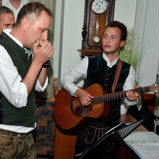 Bild enthält, Guitar, Musical Instrument, Adult, Male, Man, Person, Music, Musician, Performer, Guitarist